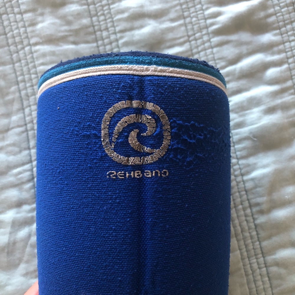 Rehband knee sleeve.